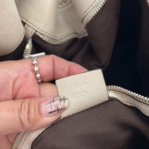 Gucci large hobo style purse w gold hardware inside is immaculate - Picture 6 of 7